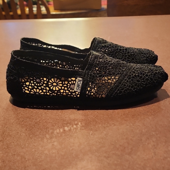 TOMS Women's Black Floral Crochet Flats - Picture 4 of 9